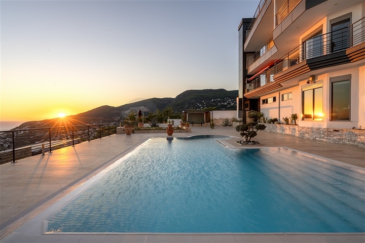 Luxury Sea View Villa in Alanya Center – Private Pool & Garden