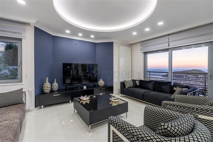 Luxury Sea View Villa in Alanya Center – Private Pool & Garden