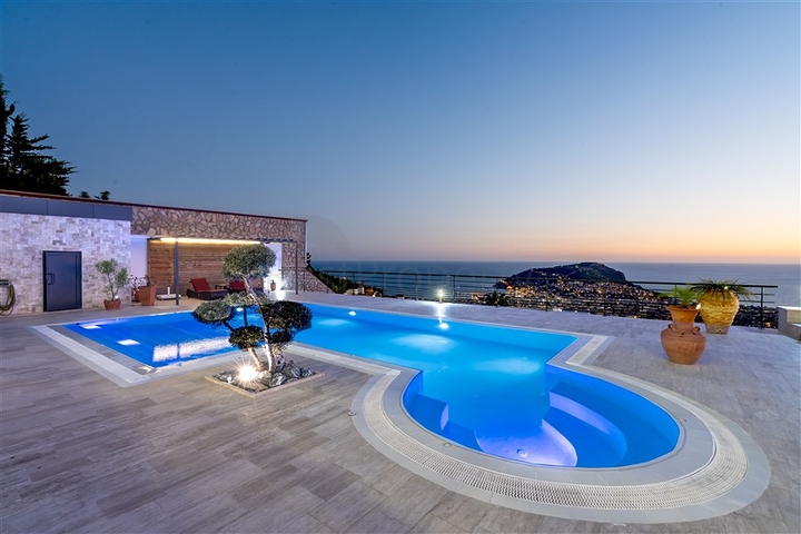 Luxury Sea View Villa in Alanya Center – Private Pool & Garden