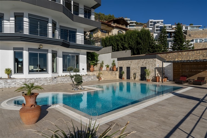 Luxury Sea View Villa in Alanya Center – Private Pool & Garden