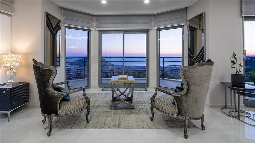 Luxury Sea View Villa in Alanya Center – Private Pool & Garden