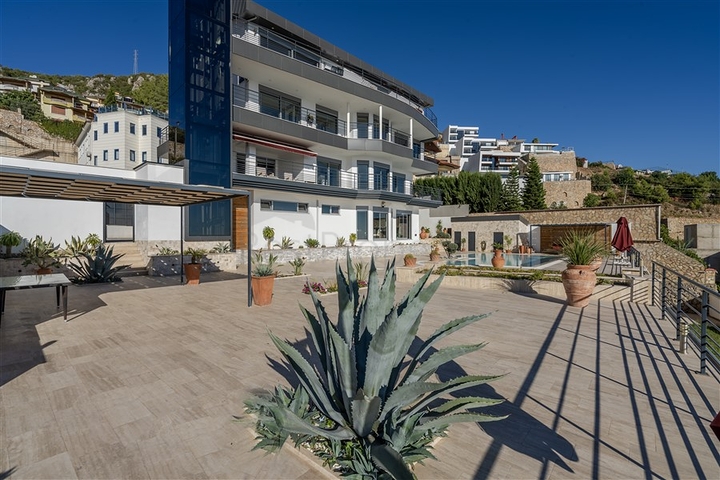 Luxury Sea View Villa in Alanya Center – Private Pool & Garden