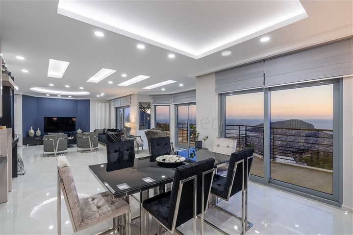 Luxury Sea View Villa in Alanya Center – Private Pool & Garden