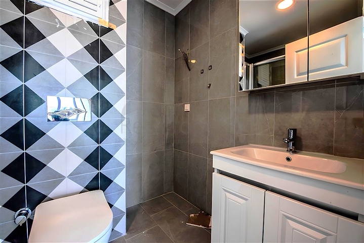 1+1 apartment in a new residential complex in Mahmutlar district at a bargain price 