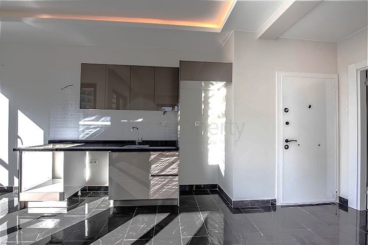 1+1 apartment in a new residential complex in Mahmutlar district at a bargain price 