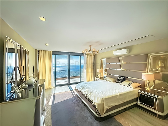 Vida 5+1 with sea view in the center of Alanya