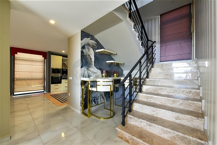 Vida 5+1 with sea view in the center of Alanya