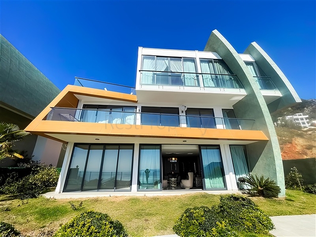 Vida 5+1 with sea view in the center of Alanya