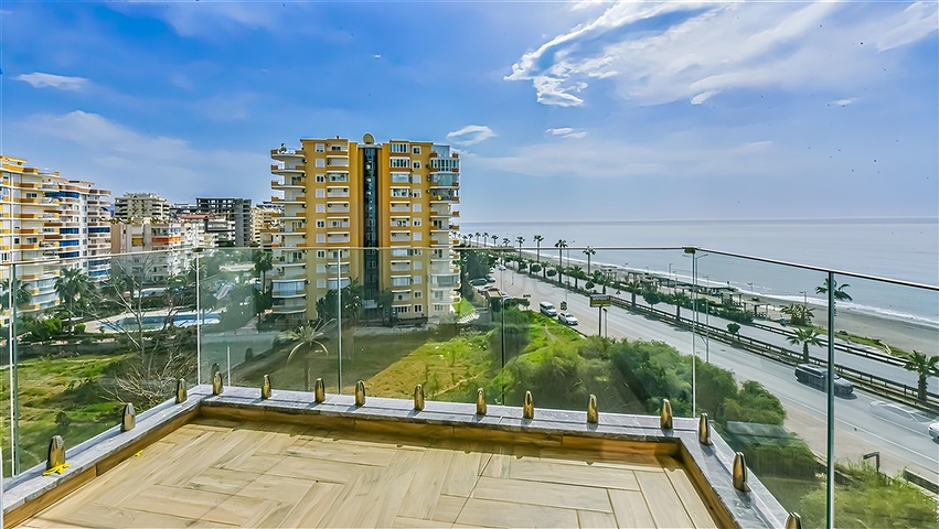 Beachfront 1+1 Apartment in Mahmutlar, Alanya – Private Beach Access