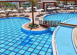 Furnished 1+1 Apartment in Mahmutlar, Alanya with Resort Facilities