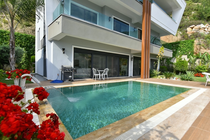 Luxury Furnished Villa in Bektas, Alanya with Panoramic Sea & Castle Views