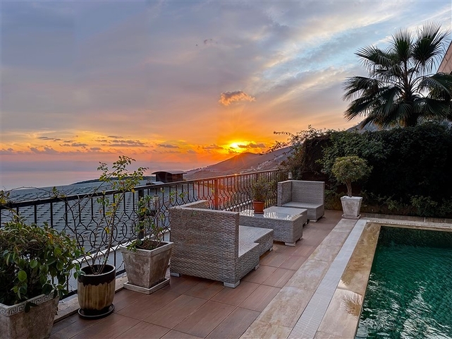 Luxury Furnished Villa in Bektas, Alanya with Panoramic Sea & Castle Views