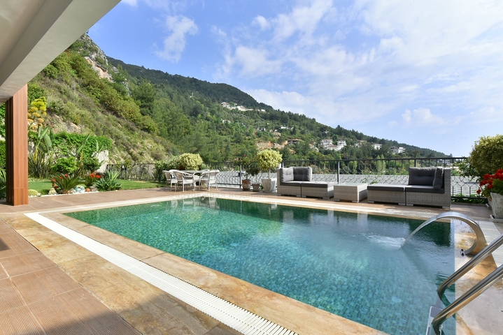 Luxury Furnished Villa in Bektas, Alanya with Panoramic Sea & Castle Views