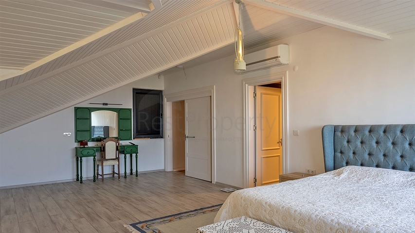 Fully Furnished 4+1 Villa in Alanya with Private Garden & Pool – 250 m²