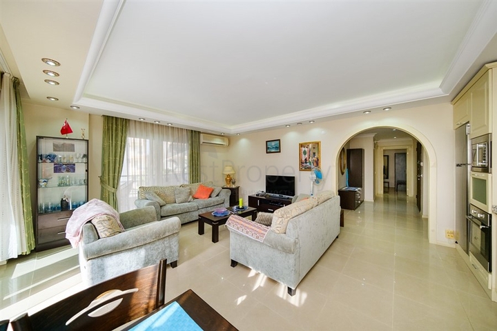 2+1 apartment in the Mahmutlar area within walking distance to the sea