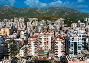 2+1 apartment in the Mahmutlar area within walking distance to the sea