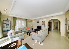 2+1 apartment in the Mahmutlar area within walking distance to the sea