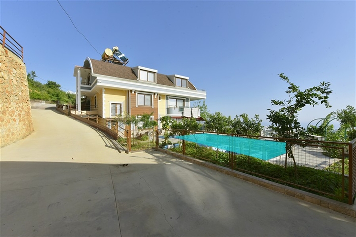Spacious 11+2 villa with private plot and panoramic sea views