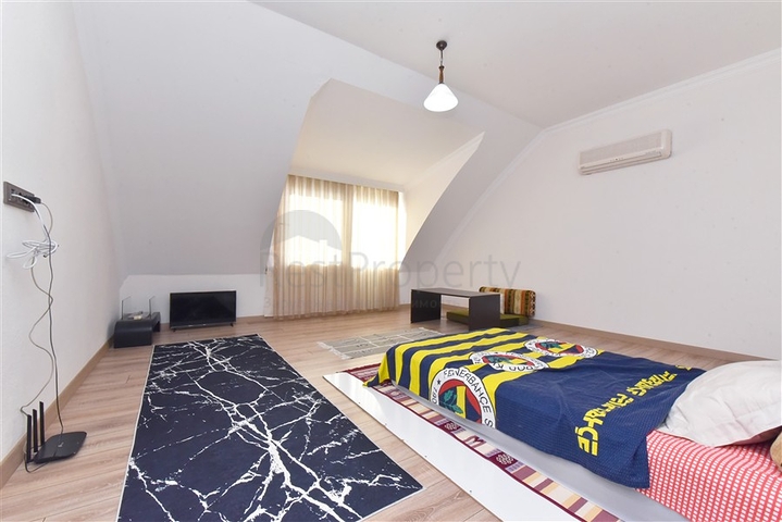 Spacious 11+2 villa with private plot and panoramic sea views