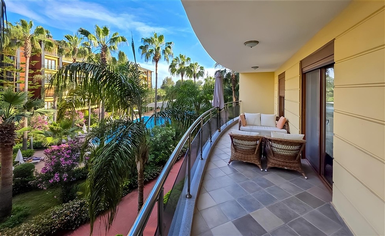 Spacious 2+1 Apartment in Central Alanya — 110 m², Resort Complex