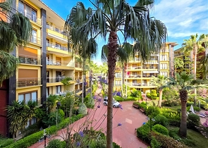 Spacious 2+1 Apartment in Central Alanya — 110 m², Resort Complex