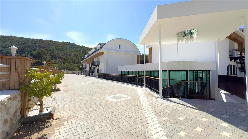 Modern duplex 2+1 with garden in a complex by the sea 