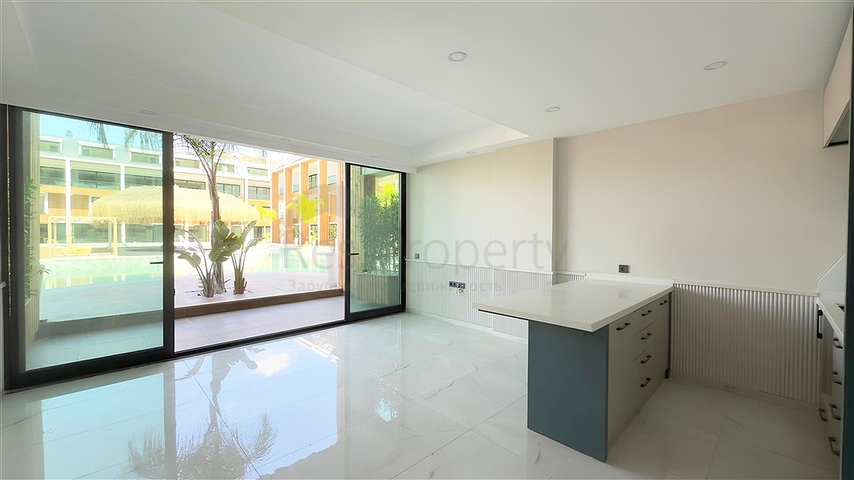 Modern duplex 2+1 with garden in a complex by the sea 