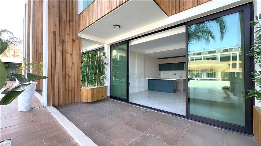 Modern duplex 2+1 with garden in a complex by the sea 