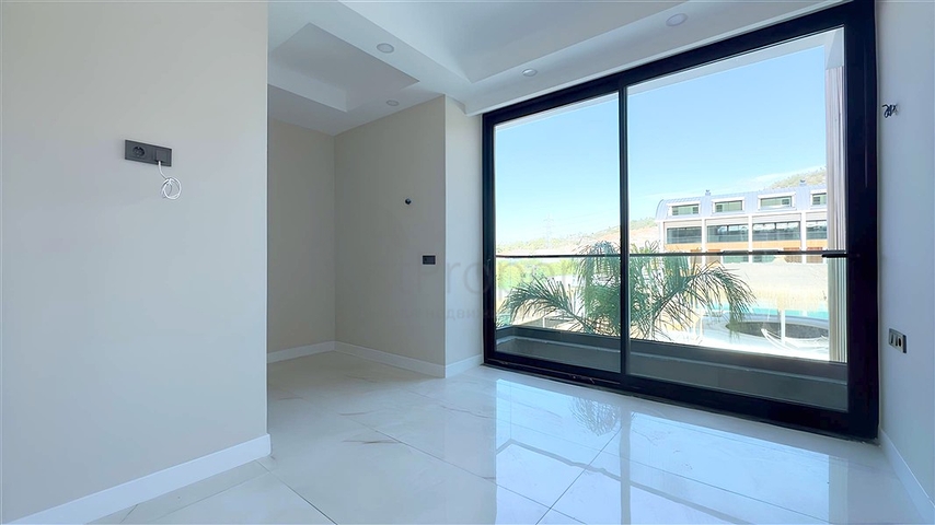 Modern duplex 2+1 with garden in a complex by the sea 