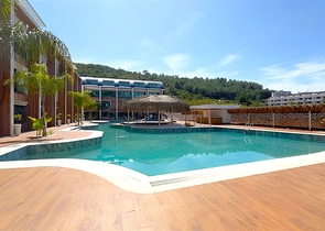 Modern duplex 2+1 with garden in a complex by the sea 