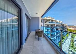 Modern apartment with panoramic sea view 