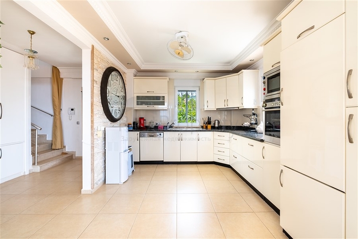 Ideal seaside home: spacious villa with views of the Mediterranean Sea