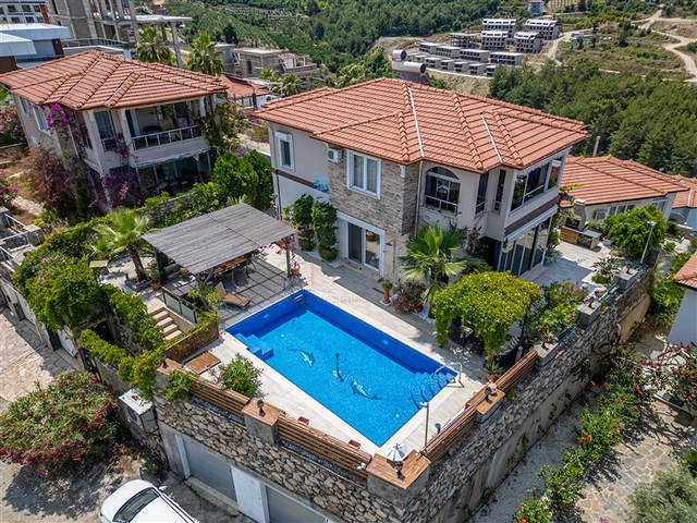 Ideal seaside home: spacious villa with views of the Mediterranean Sea