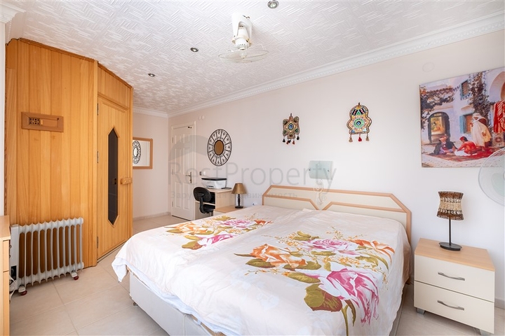 Ideal seaside home: spacious villa with views of the Mediterranean Sea