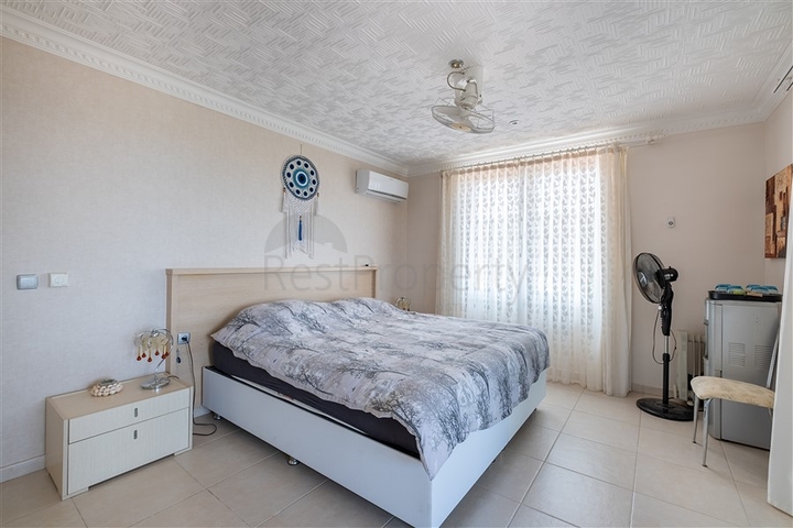 Ideal seaside home: spacious villa with views of the Mediterranean Sea