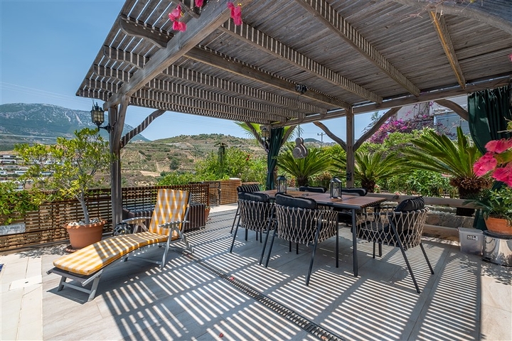 Ideal seaside home: spacious villa with views of the Mediterranean Sea