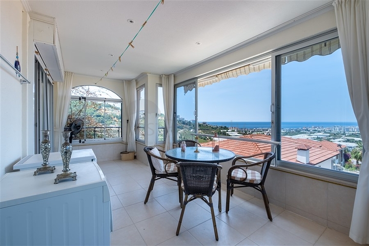 Ideal seaside home: spacious villa with views of the Mediterranean Sea