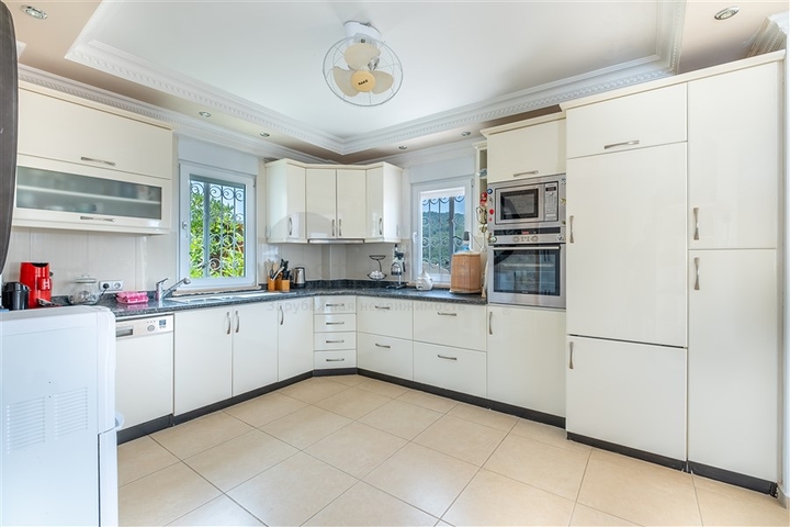 Ideal seaside home: spacious villa with views of the Mediterranean Sea