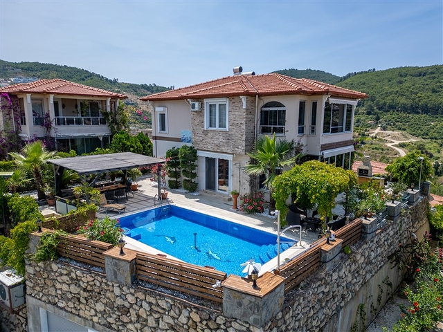 Ideal seaside home: spacious villa with views of the Mediterranean Sea