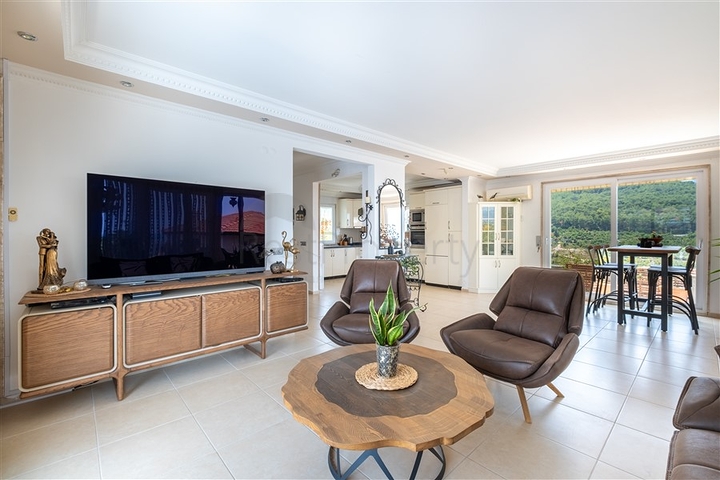 Ideal seaside home: spacious villa with views of the Mediterranean Sea