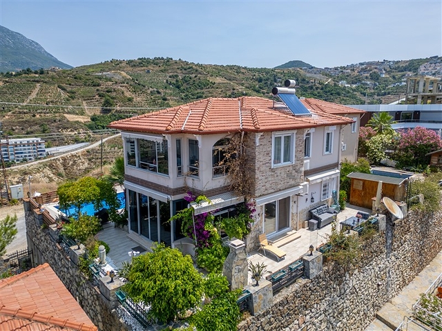 Ideal seaside home: spacious villa with views of the Mediterranean Sea