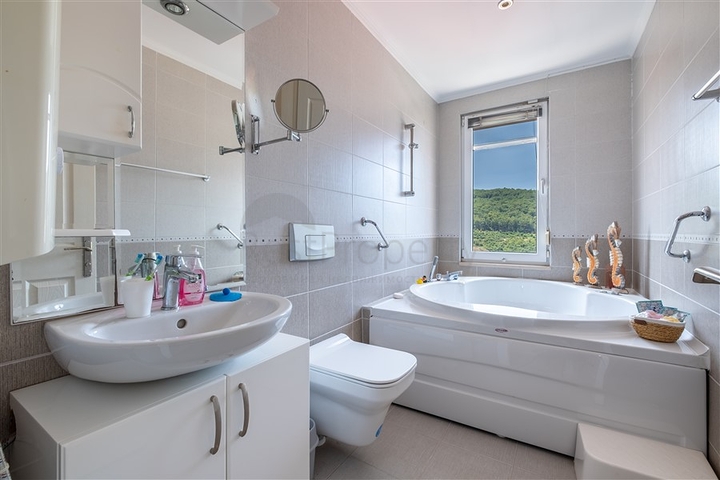 Ideal seaside home: spacious villa with views of the Mediterranean Sea