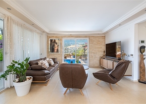 Ideal seaside home: spacious villa with views of the Mediterranean Sea