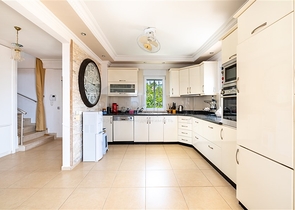 Ideal seaside home: spacious villa with views of the Mediterranean Sea