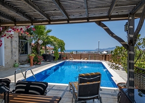 Ideal seaside home: spacious villa with views of the Mediterranean Sea