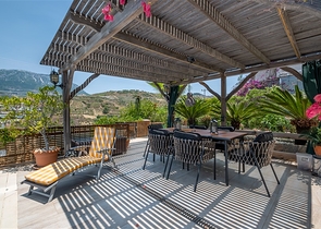 Ideal seaside home: spacious villa with views of the Mediterranean Sea