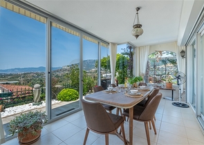 Ideal seaside home: spacious villa with views of the Mediterranean Sea