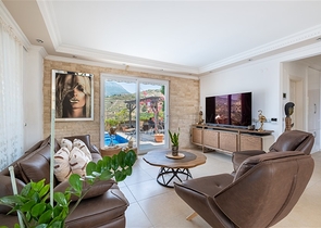 Ideal seaside home: spacious villa with views of the Mediterranean Sea