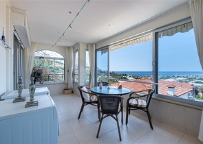 Ideal seaside home: spacious villa with views of the Mediterranean Sea