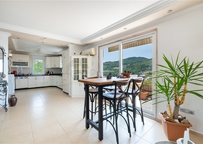 Ideal seaside home: spacious villa with views of the Mediterranean Sea